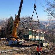 Na jaře staré vozy vyzvedl jeřáb a naložil na speciální tahače.