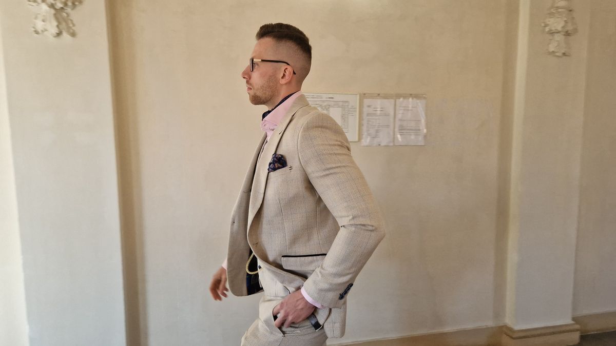 Advokátní koncipient dostal podmínku za loupež. Soudí se i o pokuty za parkování a vymlouvá se na kočku