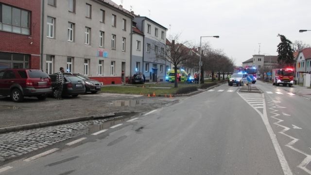 Seniora s kolem smetlo na Prostějovsku auto, řidič zřejmě usnul