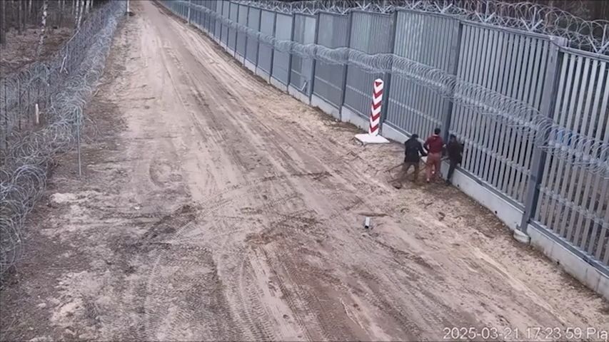 Rozřezali kovový plot. Kamera zachytila průnik migrantů přes bělorusko-polskou hranici