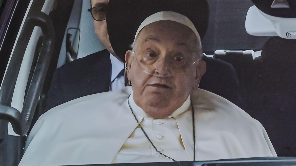 Papež byl tak blízko smrti, že lékaři zvažovali ukončení léčby