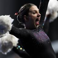 Soutěžící jsou vybavené tzv. pompony, které jsou vyráběné z tenkých plastových proužků různé šířky, barvy a třpytivosti. Ještě důležitější součástí každé soutěžící jsou ovšem mašle ve vlasech.