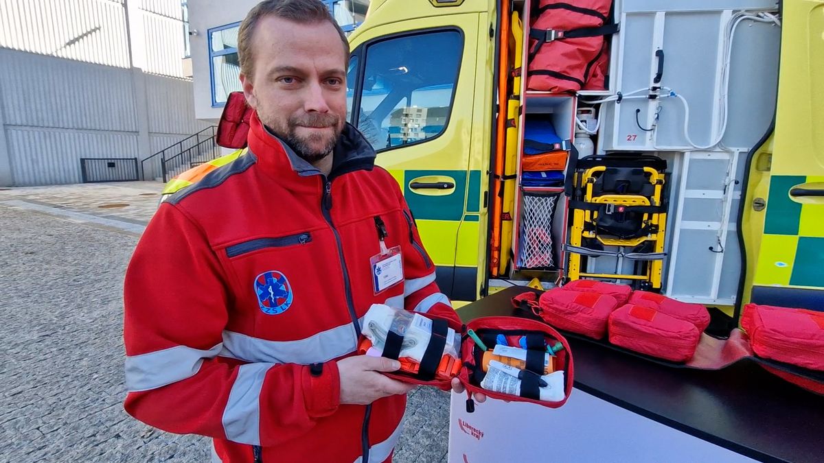 Speciální tašky pro policisty i hasiče v Libereckém kraji pomohou v kritické situaci zachránit životy