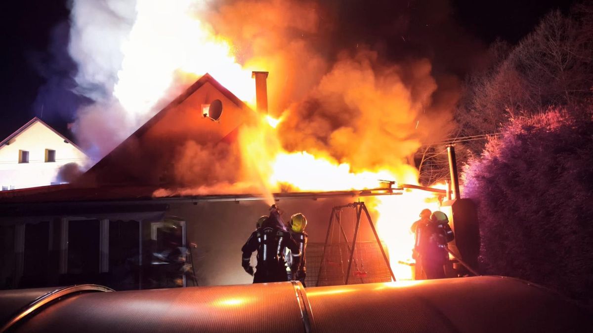 Na Českolipsku hořel rodinný dům, jeden člověk se nadýchal kouře