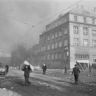 Praha po leteckém bombardování 25. března 1945. Rohový dům na Královské třídě a ulice U Skládky v Libni