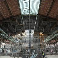 „Uvnitř objektu v suterénu pokračují kompletační práce vzduchotechnických zařízení, elektrických rozvoden a podobného zázemí. Pracuje se na nové fasádě levého křídla, která vzniká jako zateplená přizdívka k železobetonové nosné konstrukci s tím, že ve finále bude omítnutá a vizuálně připodobněná pravému křídlu,“ sdělil pro přítomná média  vedoucí konsorcia Metrostav DIZ David Čech.