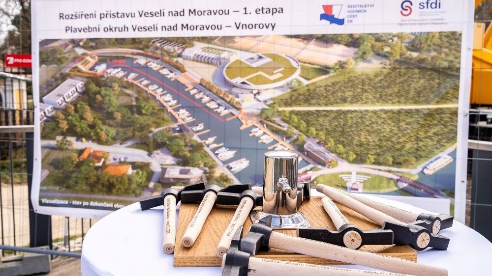 V přístavu ve Veselí nad Moravou na Baťově kanálu zaparkuje víc lodí