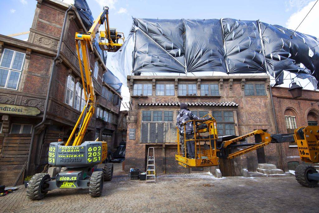 Barrandov Studio, stavba kulis k natáčení Nosferatu. Aneb moderní technika v akci