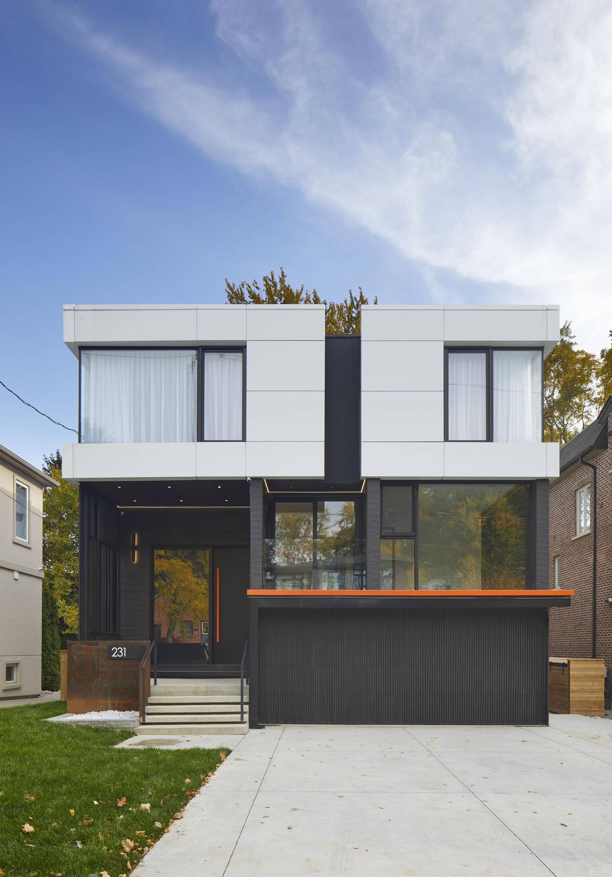 Čelní fasáda domu má silně geometrický charakter.