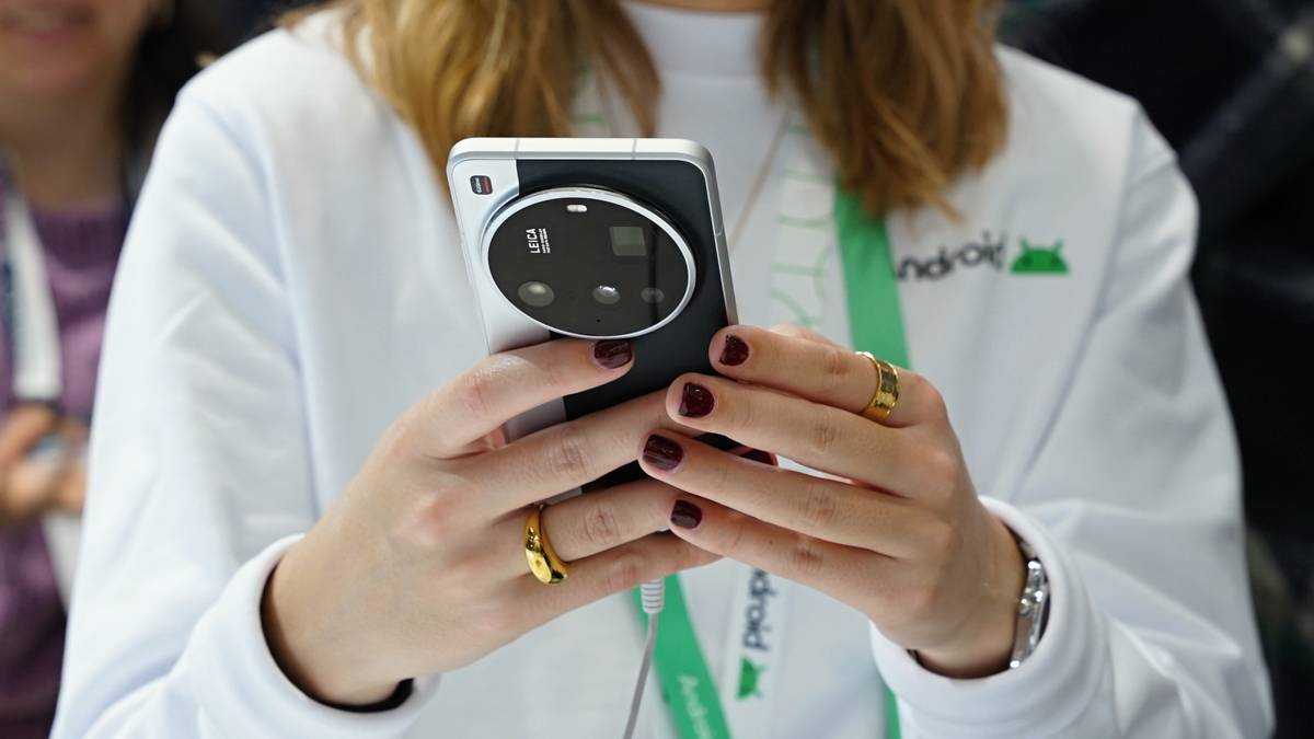 Velikost telefonu dobře vynikne v něžných ženských rukou.