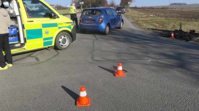 Auto v Přerově srazilo odbočující ženu na elektrokole. Řidička ji chtěla objet