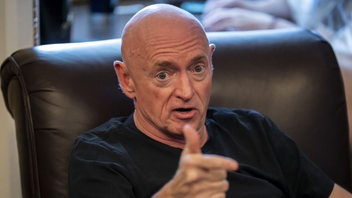 Senátor a astronaut Kelly jel na Ukrajinu a tvrdě se pustil do Trumpa s Muskem