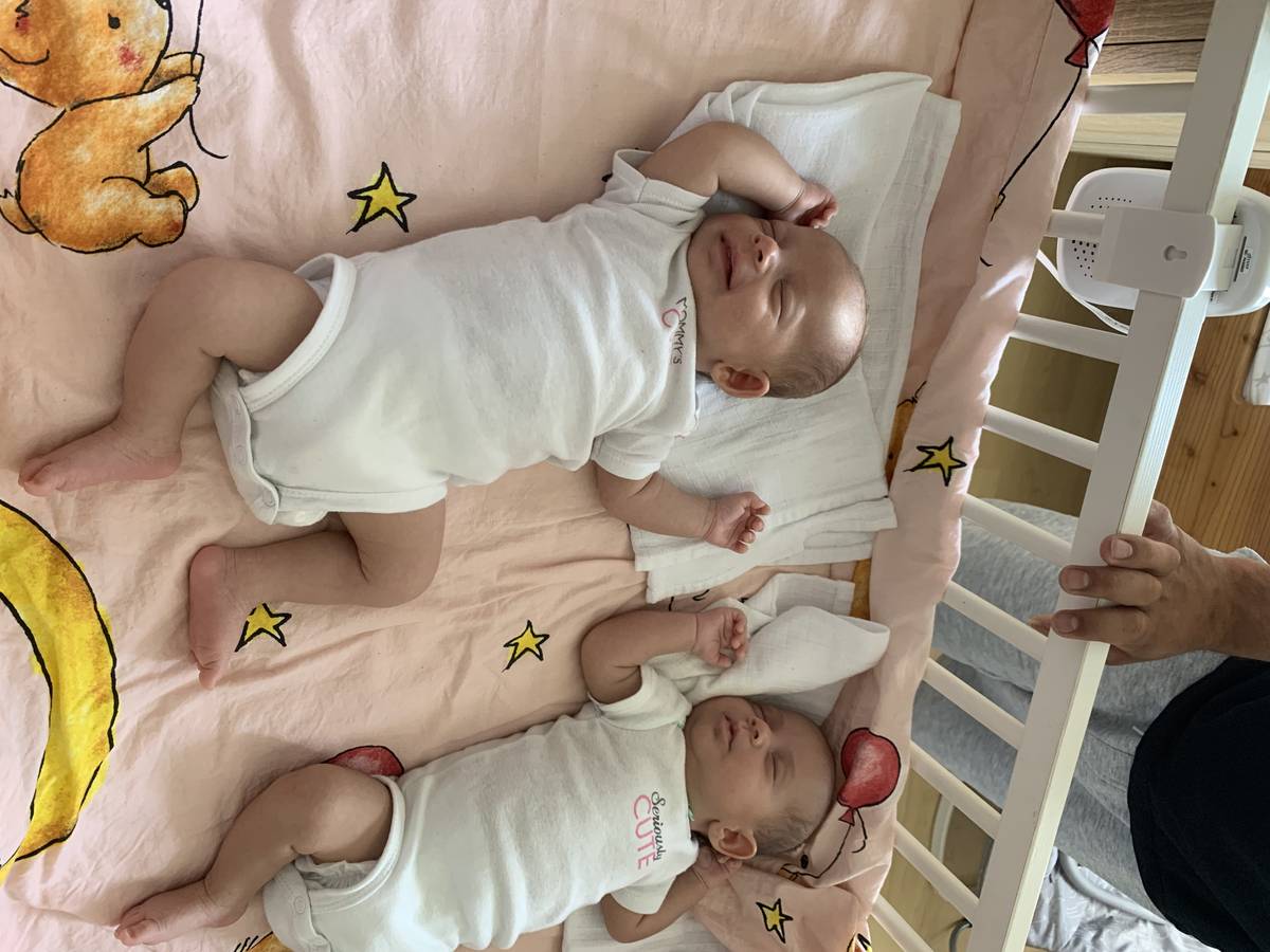 Dvojčátka holčiček našla spolu s bratříčkem a rodiči zázemí v bytě projektu SOS Kormidlo.