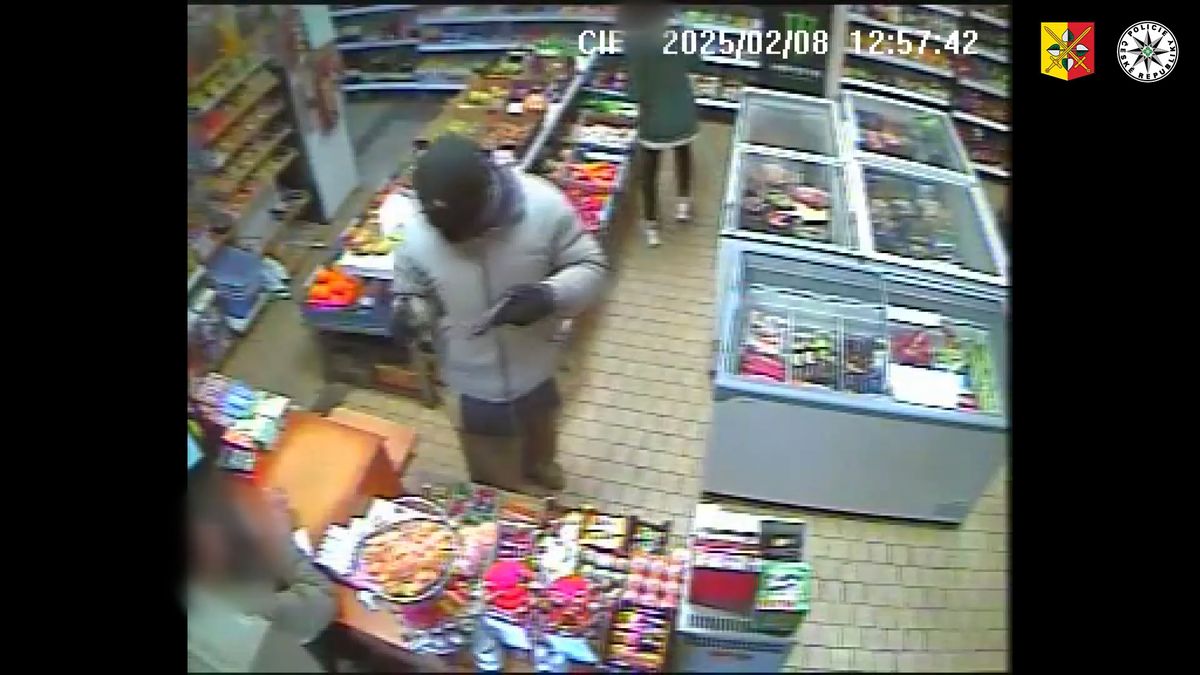 Muž s pistolí přepadl v Praze večerku. Ženě mířil do obličeje a po prodavači chtěl peníze