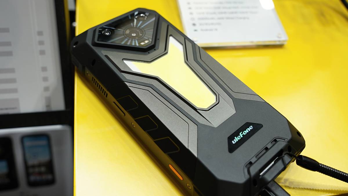 Žlutá část telefonu funguje jako výkonné LED světlo.