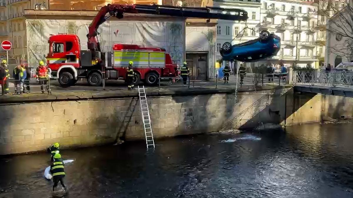 Seniorka v Karlových Varech zapomněla zabrzdit, renault skončil v řece