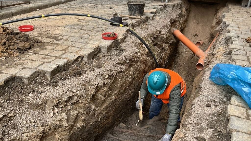 Při opravách Zelené brány v Pardubicích našli archeologové část středověké ulice