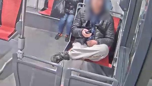 Nejprve nabídla sex, pak mu ukradla telefon, a nakonec ho zbili. Teď je hledá policie