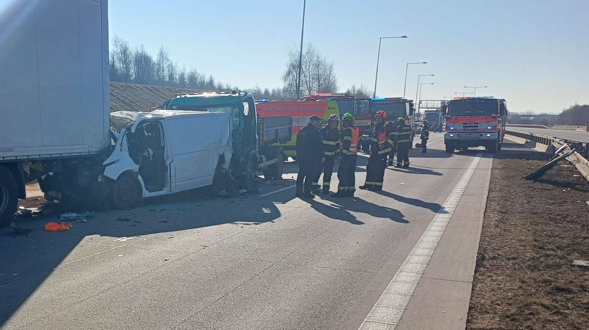 Hromadná nehoda zastavila provoz na Pražském okruhu