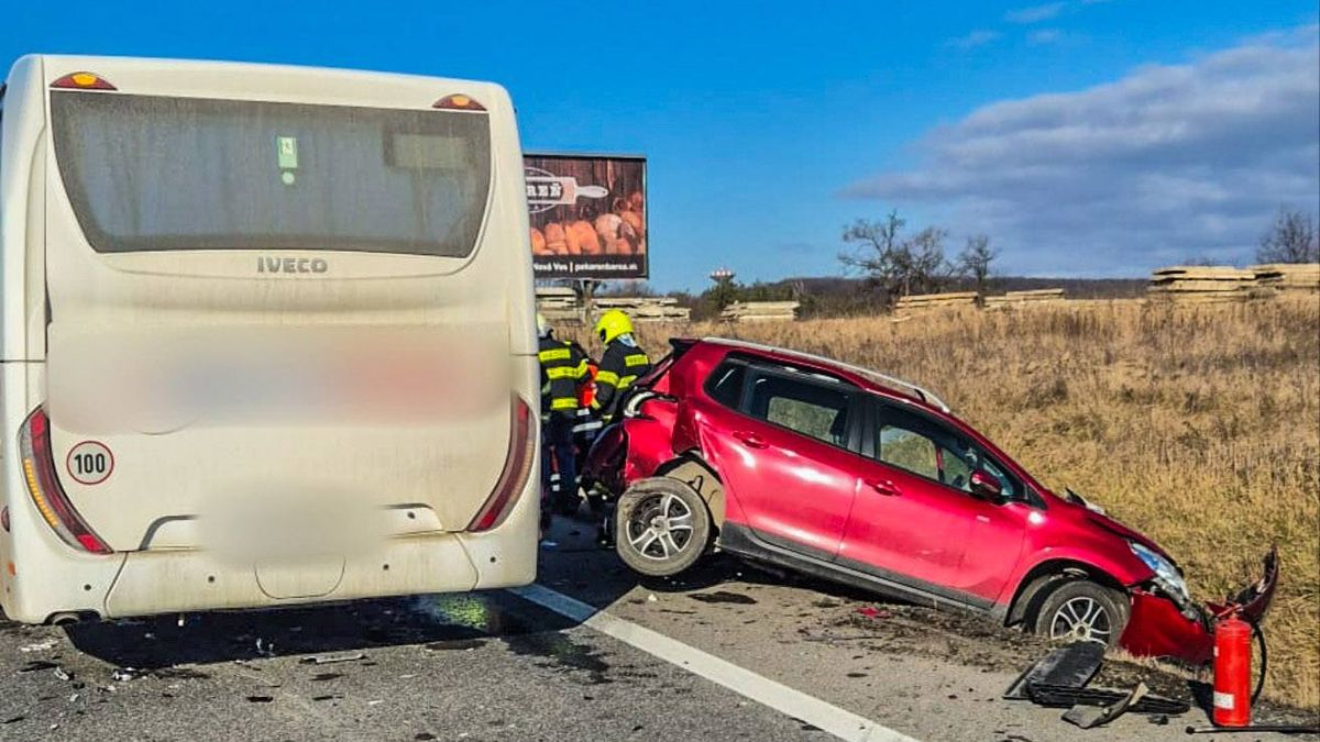 Řidič autobusu na Slovensku nedával pozor a nedobrzdil. Srazilo se šest aut