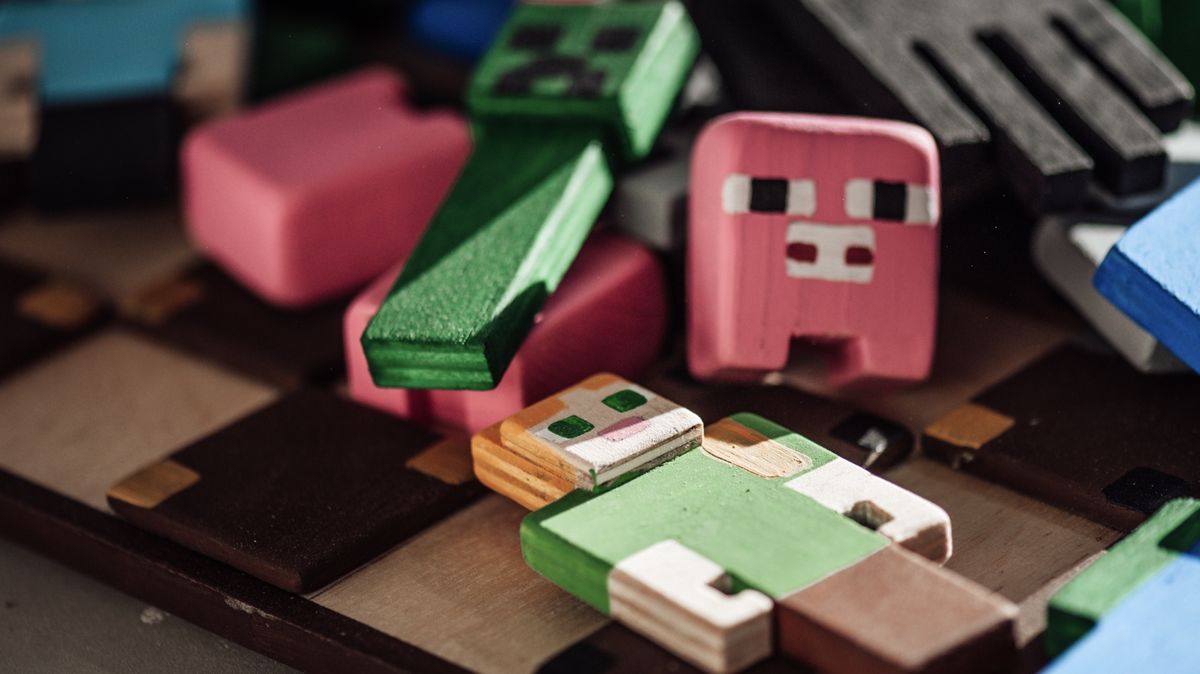 Výtvarnice vyrábí předměty a figurky z Minecraftu. Je to jednoduché, zkusit to můžete také