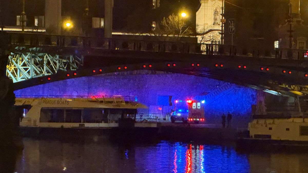 Cizinci v centru Prahy přetížili šlapadla, devět jich skončilo ve vodě