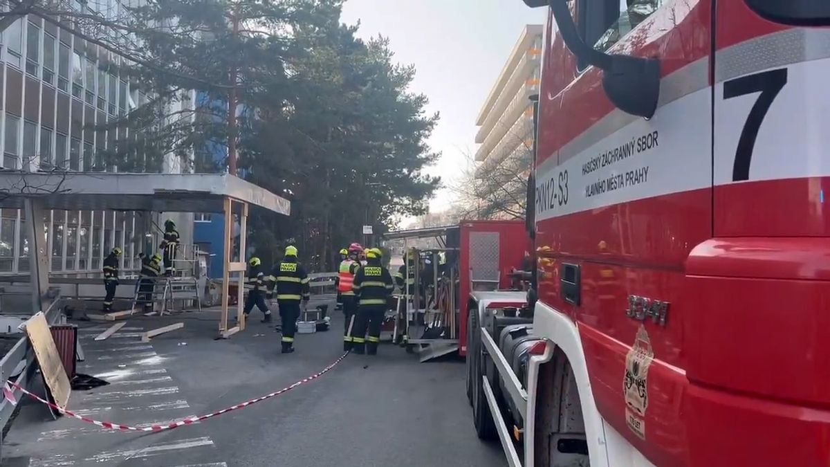 Nákladní auto narazilo do vstupního přístřešku ve vinohradské nemocnici