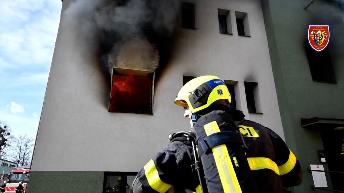 Byt plný plamenů, všude hustý dým. Při požáru na Karvinsku zemřel člověk