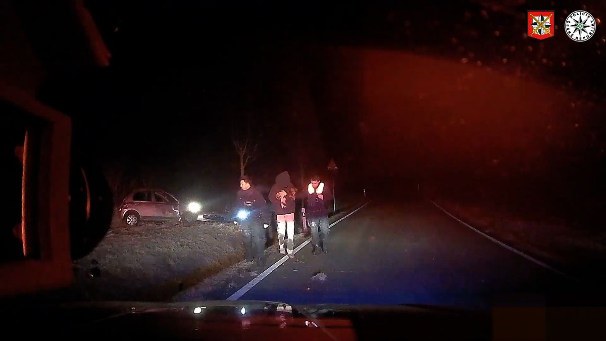 Mladý neřidič při honičce s policií převrátil auto. Vylezl z něj se psem a opilý