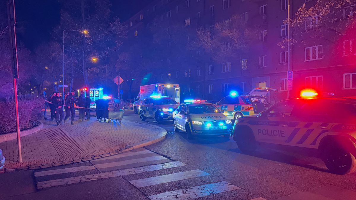 Policie v Praze postřelila muže, který s nožem vyběhl proti hlídce
