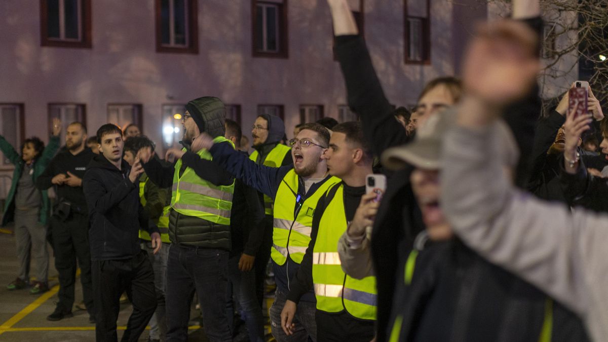 Budovu srbské státní televize a rozhlasu blokují demonstranti