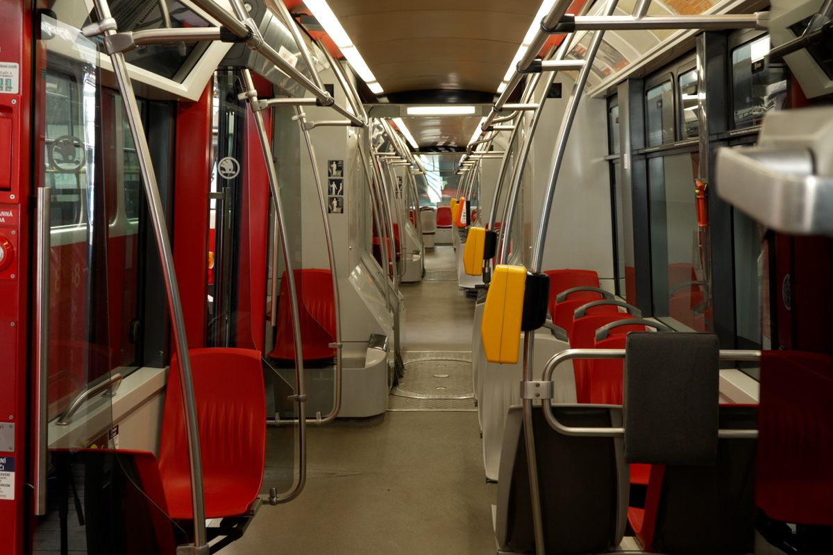 V Praze se srazily tramvaje, jedna vykolejila