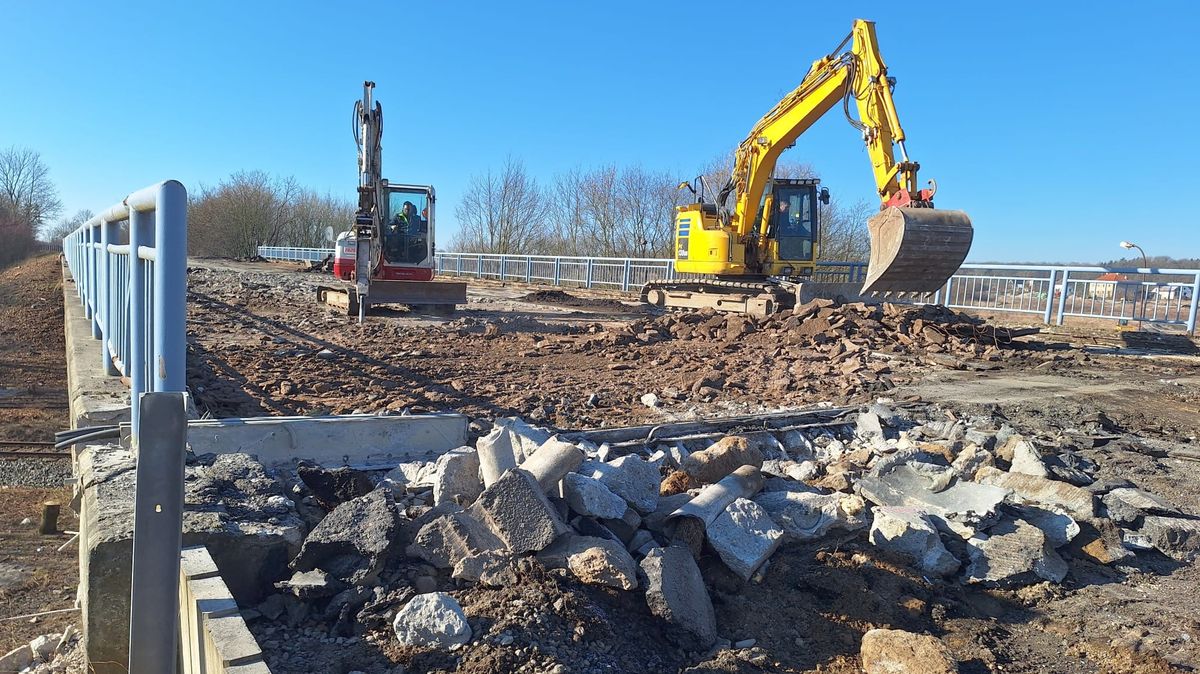 Demolice tří mostů na Nymbursku posílá řidiče nákladních aut na dlouhou objížďku