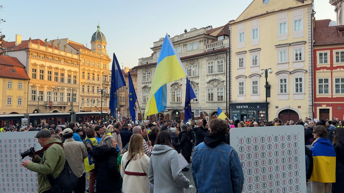 V Praze demonstrovalo 200 lidí proti Trumpovi