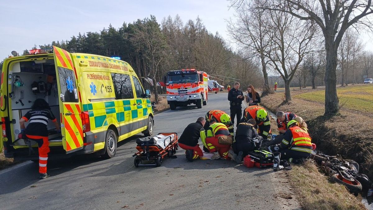 Mladý motorkář na Plzeňsku nezvládl rychlost a vylétl ze silnice