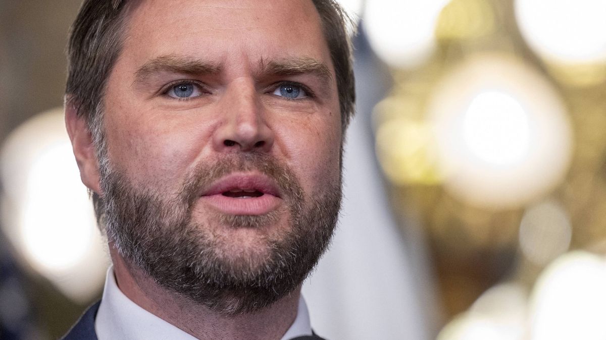 FOTO: Svět řeší záhadu. Maluje si viceprezident J. D. Vance oční linky?