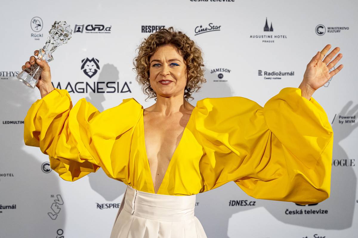 Slovenská herečka Zuzana Zlatohlávková si převzala cenu za nejlepší herečku v hlavní roli za svůj výkon v seriálu Dobré ráno, Brno! II. v róbě s odvážným výstřihem od scénografa a kostýmního výtvarníka Jozefa Huga Čačka.