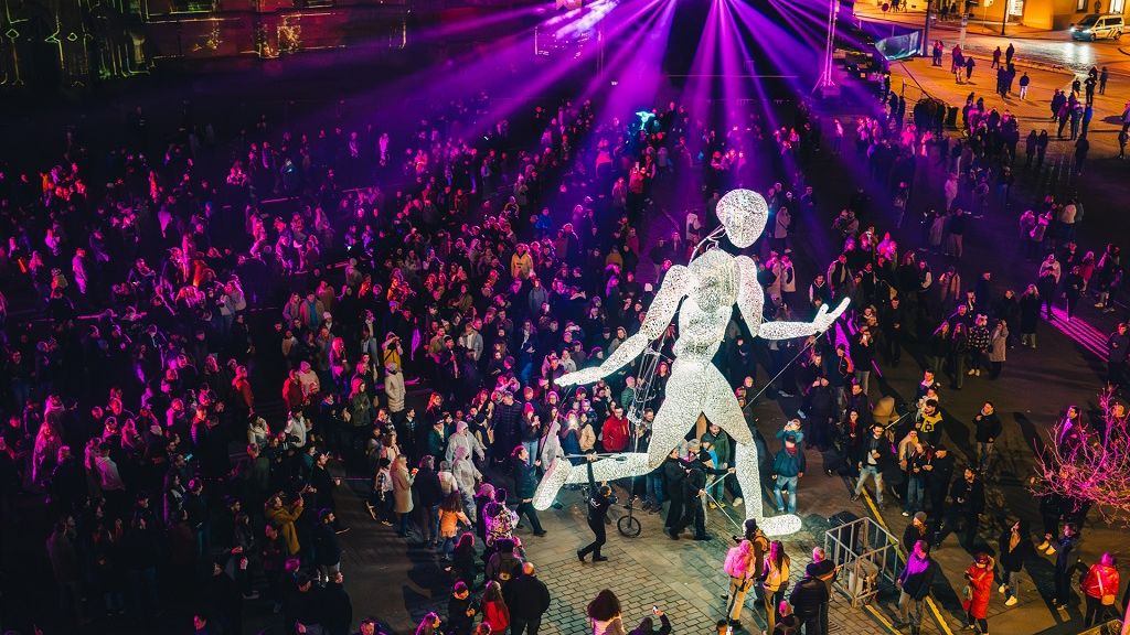 FOTO: Obří loutky uchvátily Plzeň. Show přilákala tisíce lidí