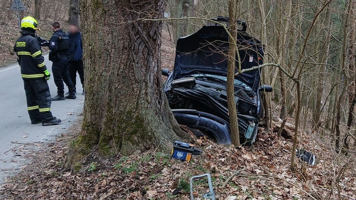 Řidiče přemohl mikrospánek. Se škodovkou narazil do stromu