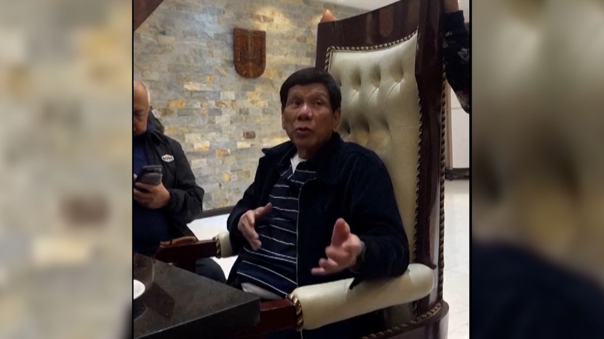 Zatčeného filipínského exprezidenta Duterteho vezou k soudu do Haagu