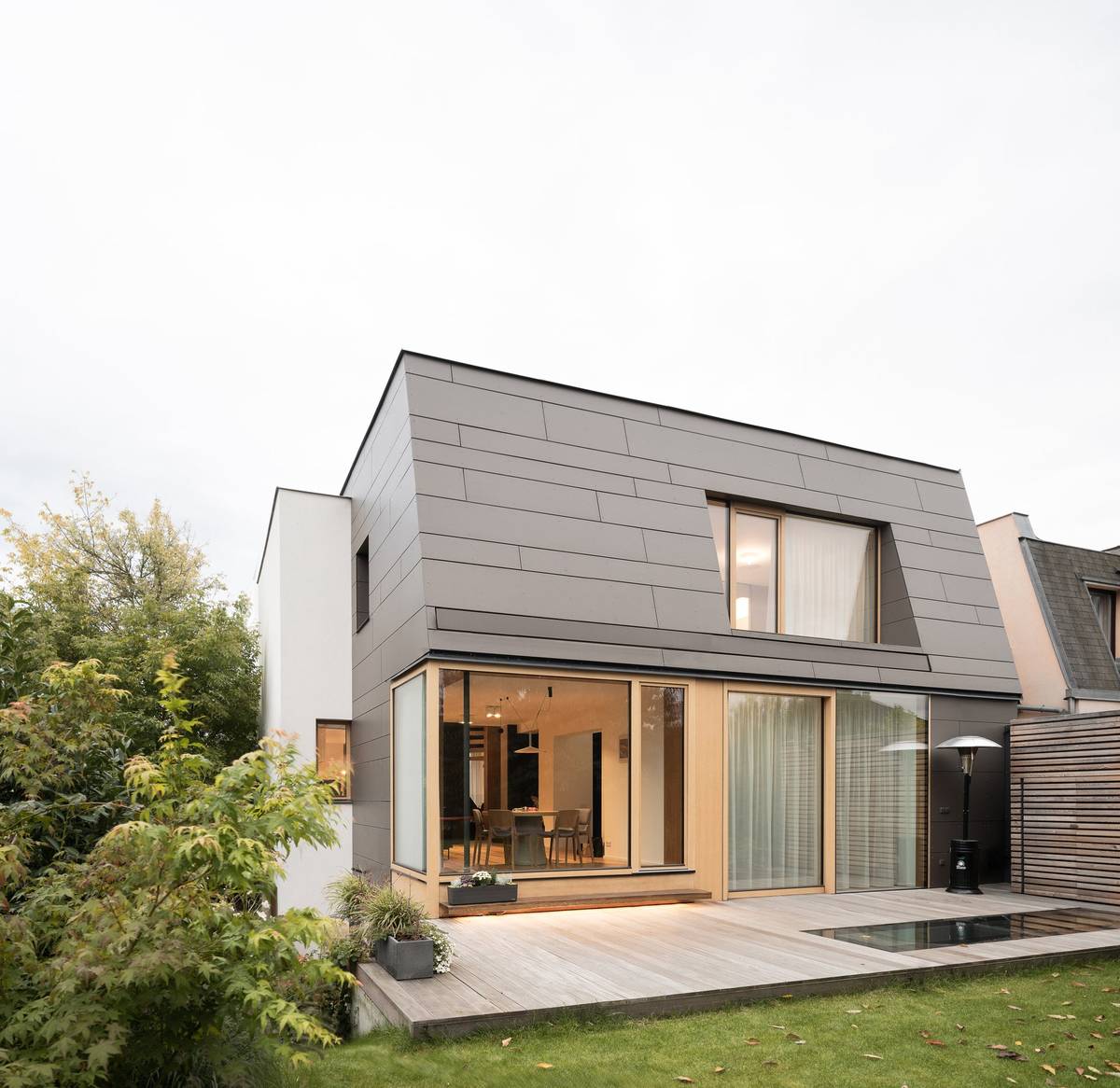 Stavba působí kompaktním dojmem.