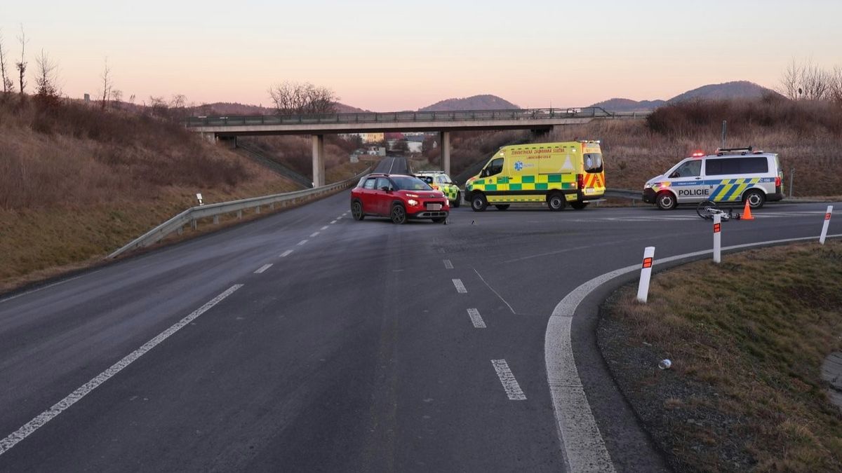 Řidič na Českolipsku srazil cyklistu. Oslnilo mě slunce, bránil se