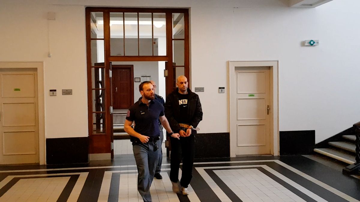Znásilnil ženu, která čekala před školou v Praze na syna. Soud recidivistovi potvrdil 12 let