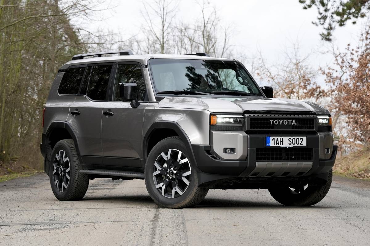 Toyota Land Cruiser sází na robustní tvary, inspirované minulostí.
