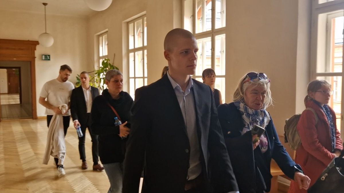 Mladík v BMW letěl 150km/h a zabil svou přítelkyni. Dostal 3,5 roku a musí platit tři miliony