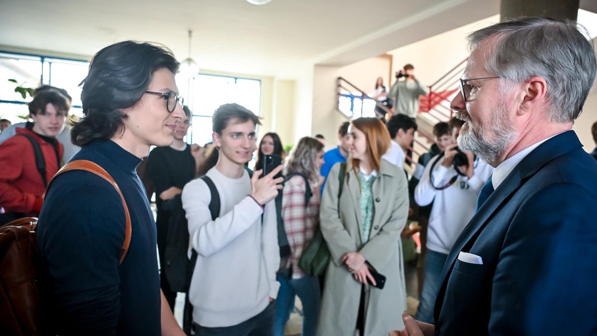 Boj o prvovoliče začal. Politici za nimi míří i do škol