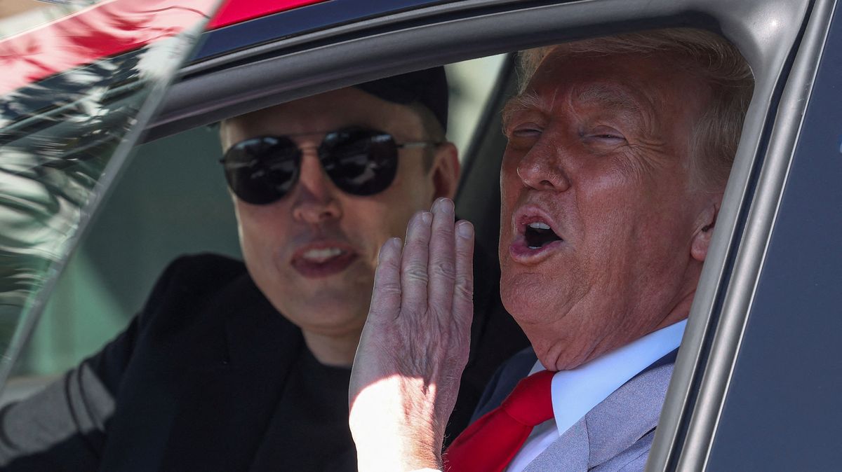 Protestující proti Tesle čeká peklo, řekl Trump