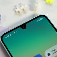 Přední kamera se u modelu Galaxy A56 5G ukrývá ve výřezu uprostřed horního okraje.