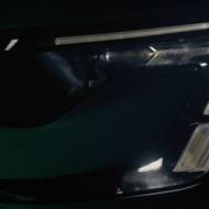 Škoda ukázala detaily sériové verze konceptu Vision 7S, sedmimístného elektrického SUV. Zde detail předního světlometu se zcela novým světelným podpisem.