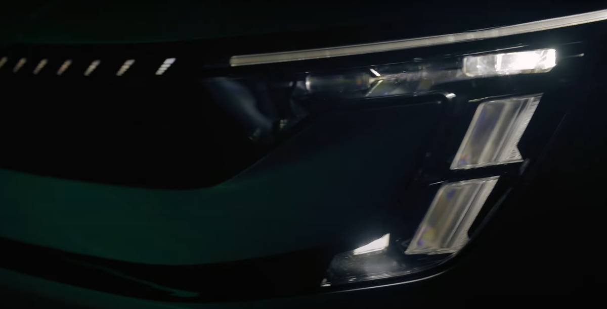 Škoda ukázala detaily sériové verze konceptu Vision 7S, sedmimístného elektrického SUV. Zde detail předního světlometu se zcela novým světelným podpisem.